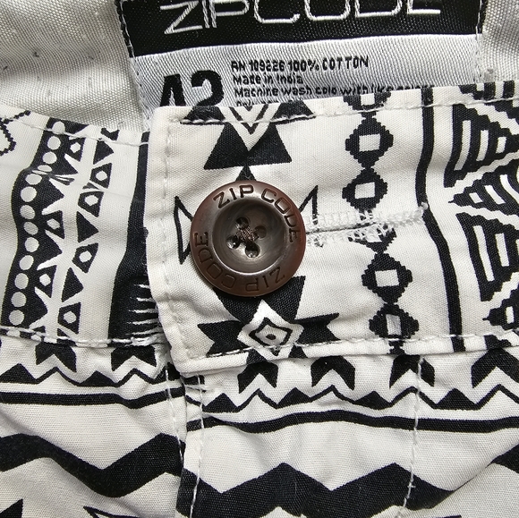 Zipcode Bermuda shorts 42" black & white in Tribal print. 100% cotton in GWC - Picture 3 of 6